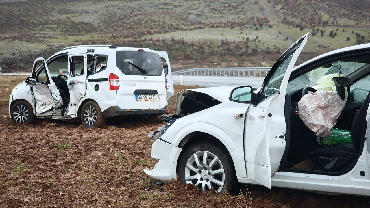 Bingöl’de trafik kazası: 13 kişi yaralandı