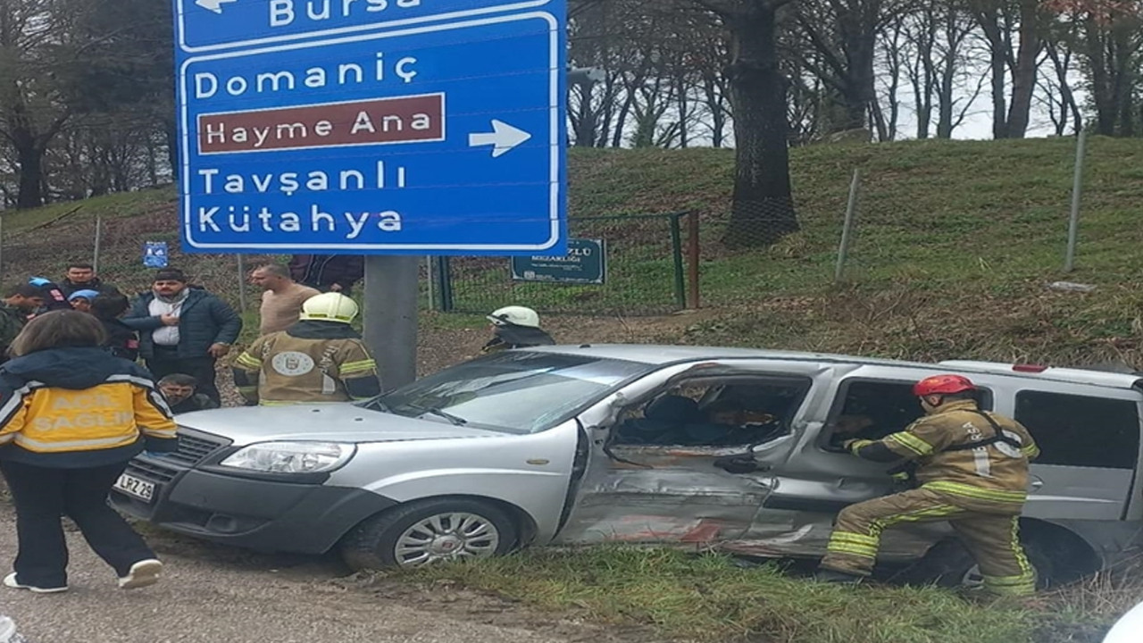 Bursa'da kamyonet ile hafif ticari araç çarpıştı: 4 yaralı var