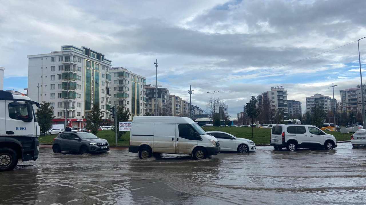 Diyarbakır’ı sağanak vurdu: Köprü su altında kaldı