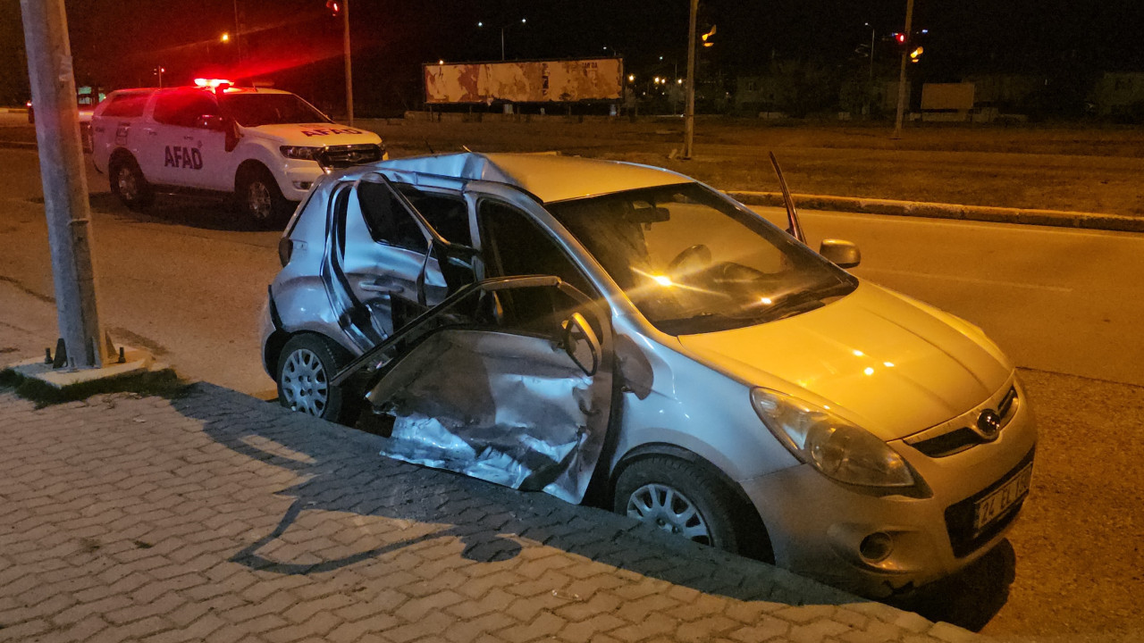 Erzincan'da iki otomobil çarpıştı: 3 yaralı