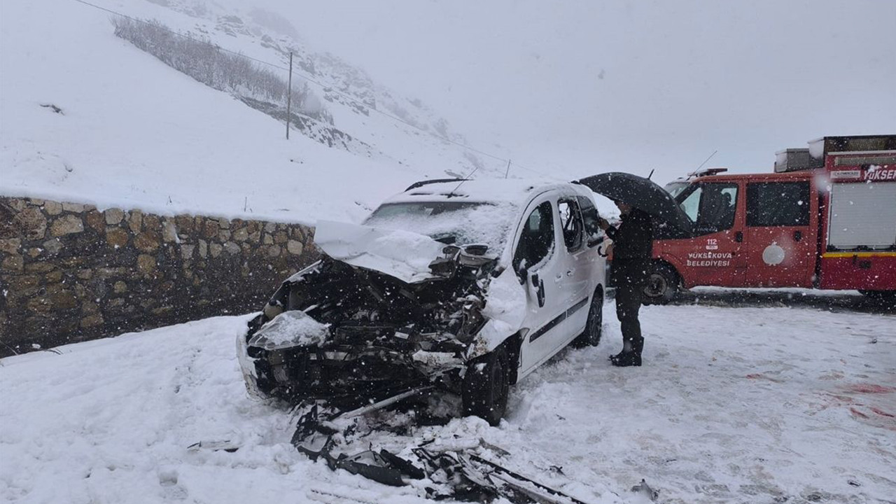 Hakkari'de hafif ticari araçla kamyonetin çarpıştığı kazada 1 kişi öldü, 7 kişi yaralandı
