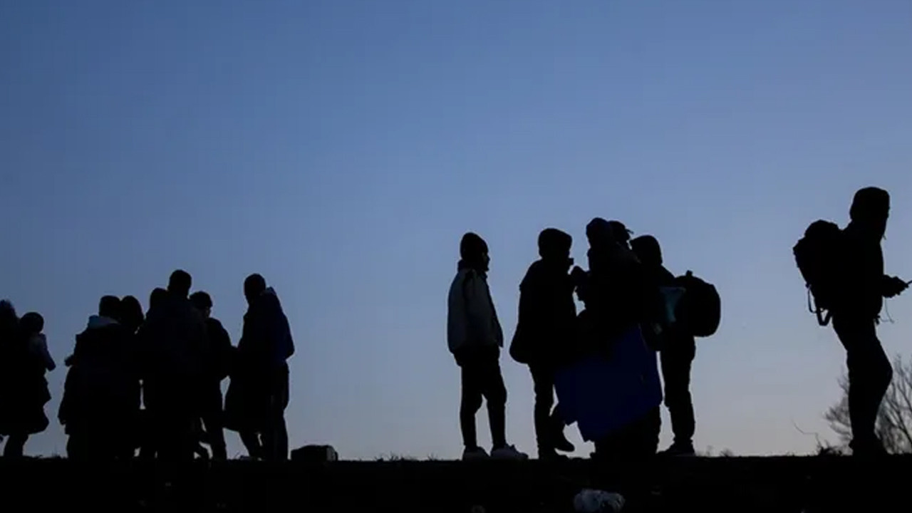İki ilde 13 kaçak göçmen yakalandı