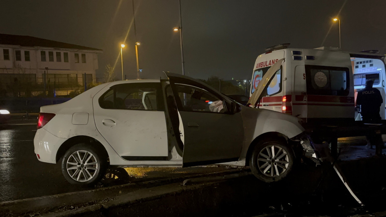 Otomobil bariyerlere saplandı: 3 yaralı