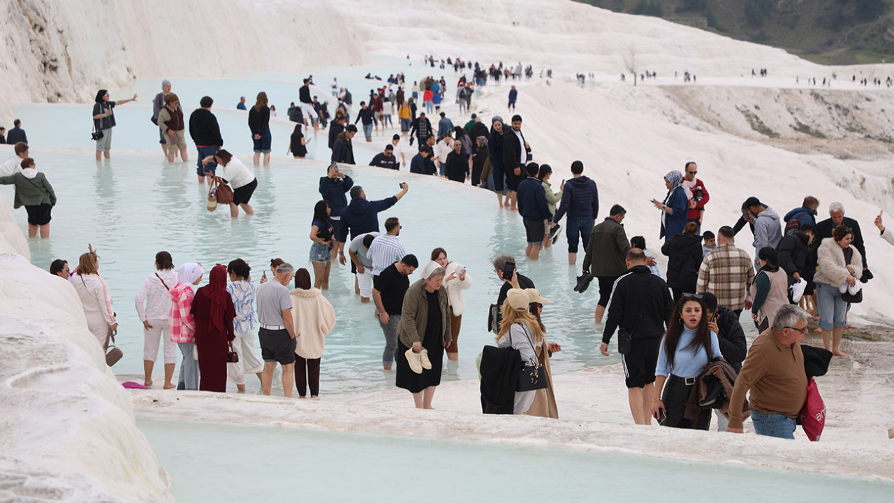 Pamukkale bayramın son gününde dolup taştı: Hierapolis'te tarih ve bayram bir arada