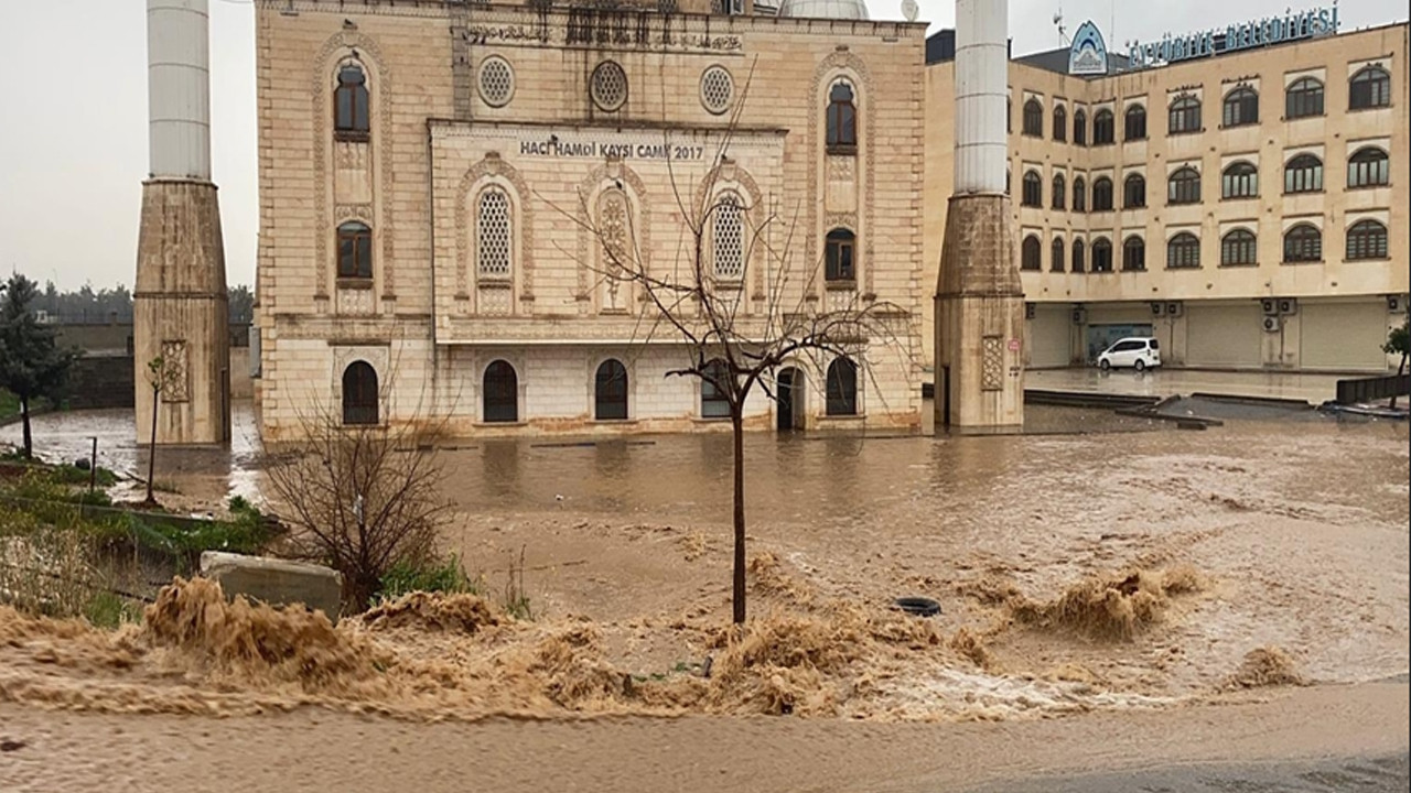 Şanlıurfa’da sağanak nedeniyle cadde ve sokaklar göle döndü