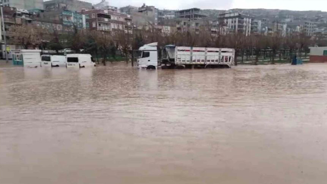 Şanlıurfa’da sağanak yağış sele dönüştü: Ev ve oteli su bastı