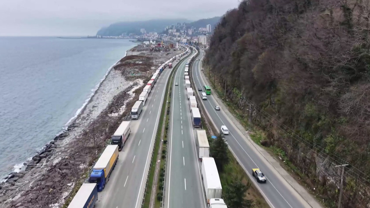 Sarp Sınır Kapısı’nda bayram yoğunluğu: TIR kuyrukları oluştu