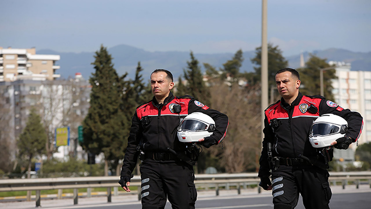 Telsiz sesleri çocukluk aşkı oldu: İkiz polisler Aydın sokaklarında babalarının izinde