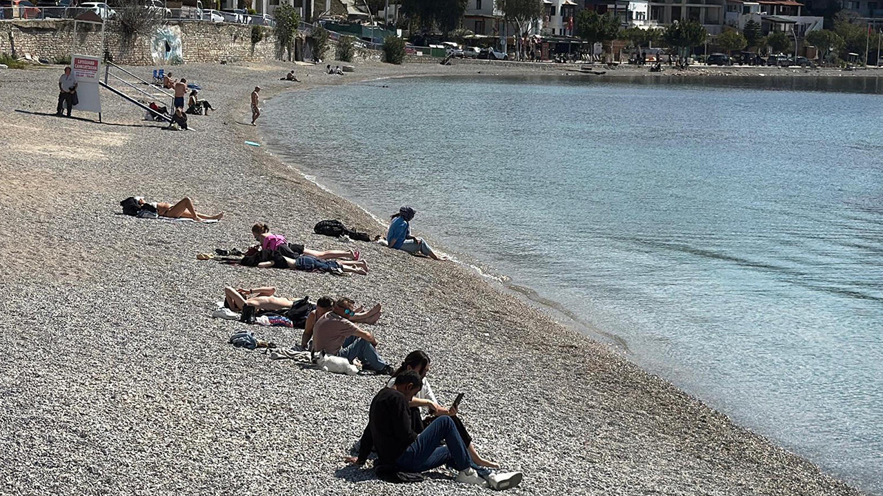 Yurdun bir kesimi donarken Bodrum'da vatandaş denize girdi