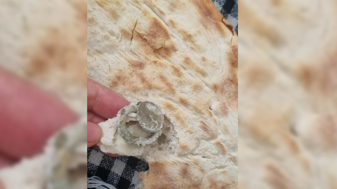 Ekmeği bölünce gözlerine inanamadı: İçinden bozuk para çıktı