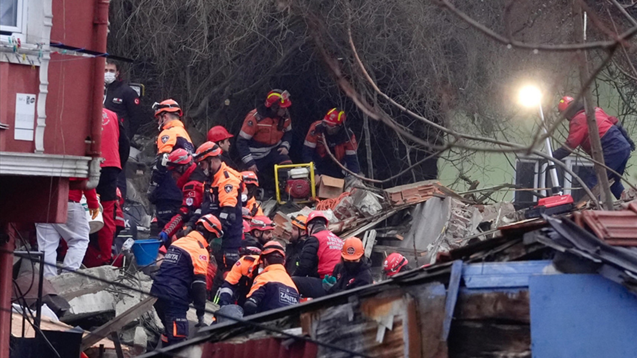 Fatih'te 2 binanın çökmesi sonucu yaralanan 10 kişiden 2'si taburcu edildi