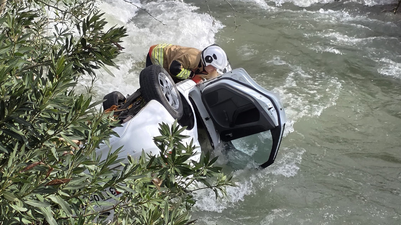 Hassa Söğüt yolunda korkutan kaza: Araç dereye uçtu