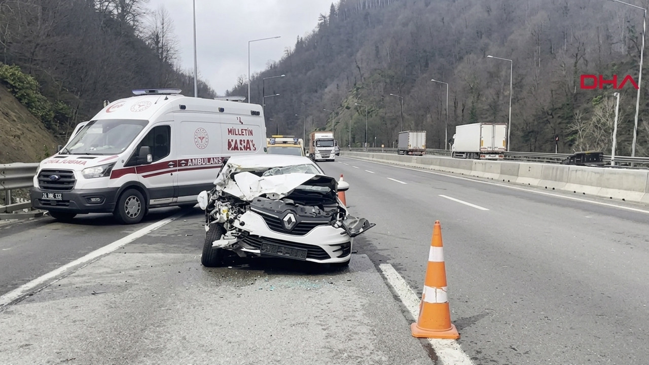 Otomobil, önündeki kamyonete çarptı: 2'si çocuk çok sayıda yaralı var