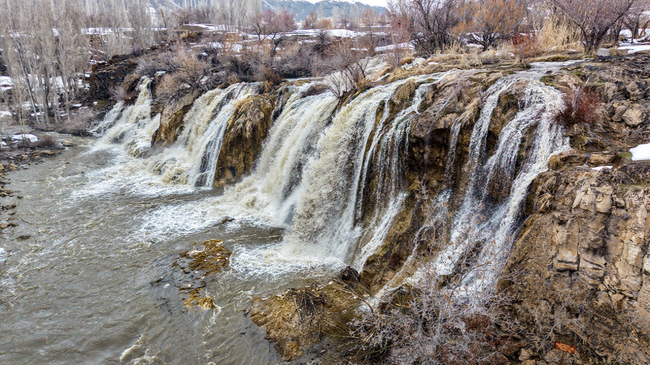 Van’ın gizli cenneti Muradiye Şelalesi’nde görsel şölen