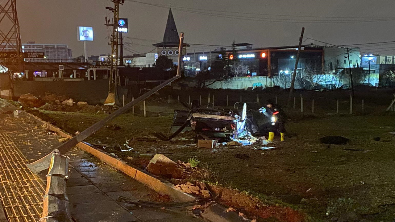 Aydınlatma direğine çarpan otomobil ters döndü: Ekipler seferber oldu