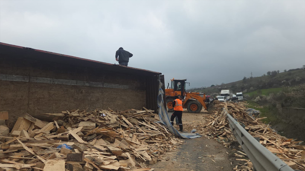 Bursa'da ahşap yüklü TIR devrildi, trafik ulaşıma kapandı