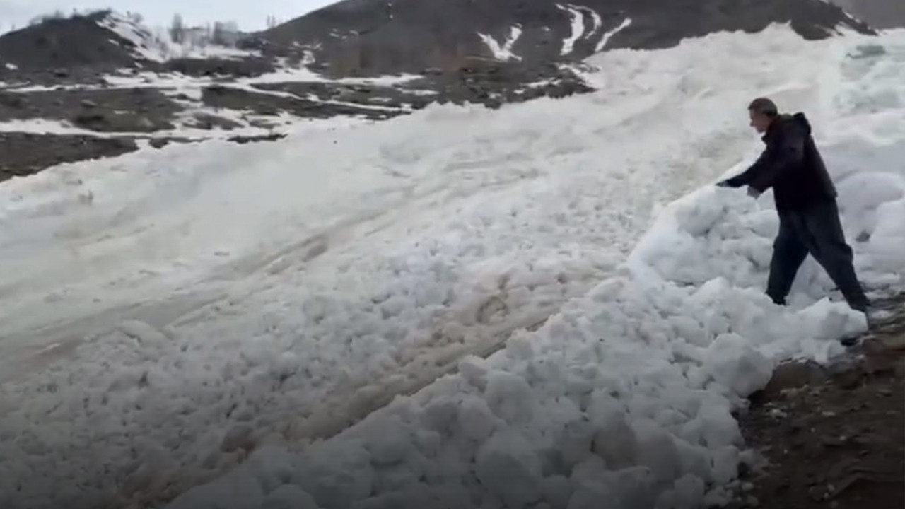 Dev kar kütlesi köye doğru böyle ilerledi: Hakkari’den ürkütücü görüntüler