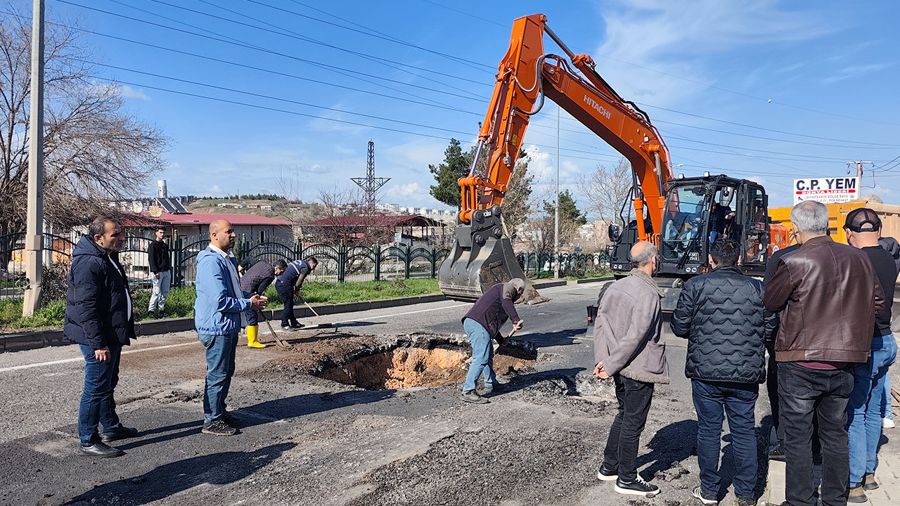 Diyarbakır-Silvan yolunda çökme: Trafik kontrollü veriliyor