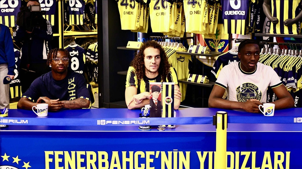 Fenerbahçe futbolcularından taraftara imza şöleni