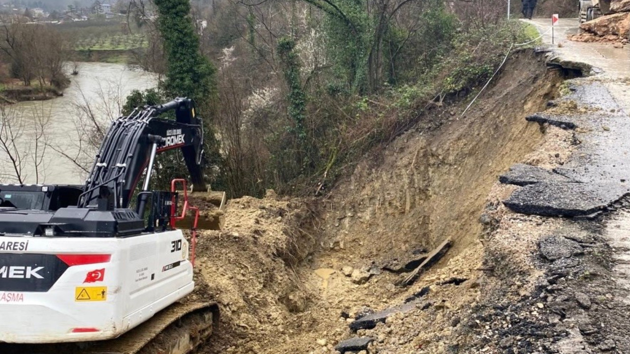 Heyelan yüzünden yol çatladı
