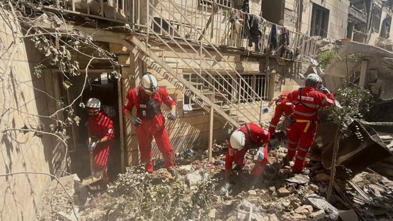 İran Kızılayı: Saldırılarda 81 binden fazla yapı zarar gördü