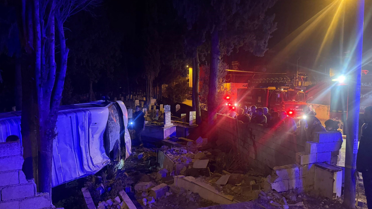 Minibüs kontrolden çıktı, mezarlığa uçtu: 3 yaralı