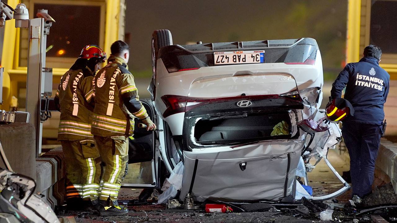 Pendik’te devrilen otomobilde 2 kişi sıkıştı