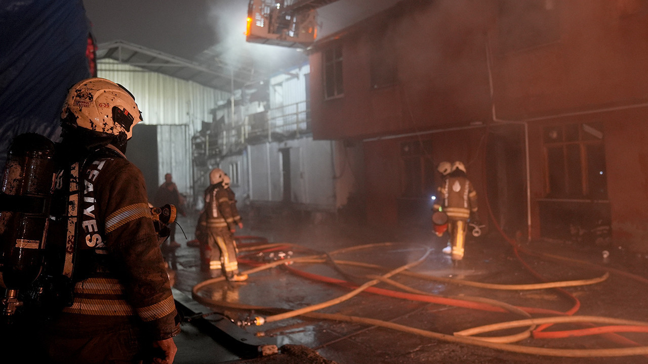 Sultangazi’de yangın: Trafoda başladı, kömür deposuna sıçradı