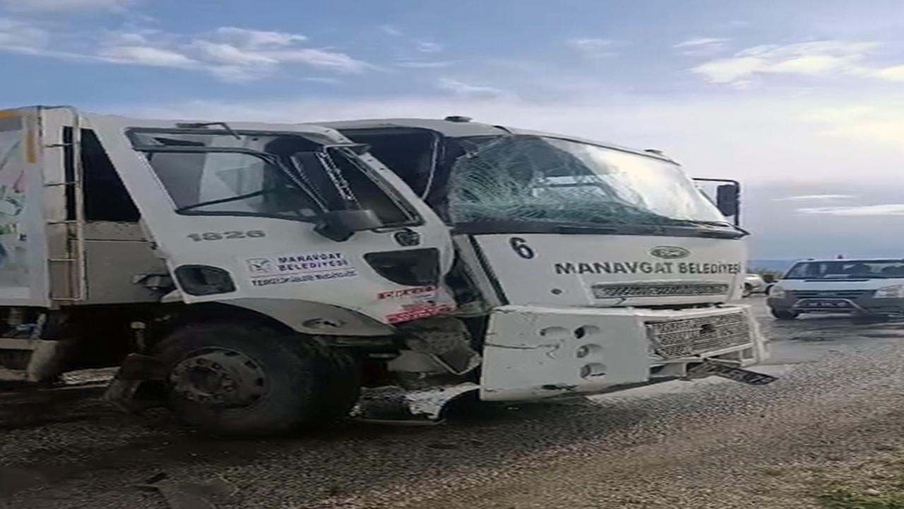 Antalya'nın Manavgat ilçesinde belediye araçları çarpıştı: 7 kişi yaralandı