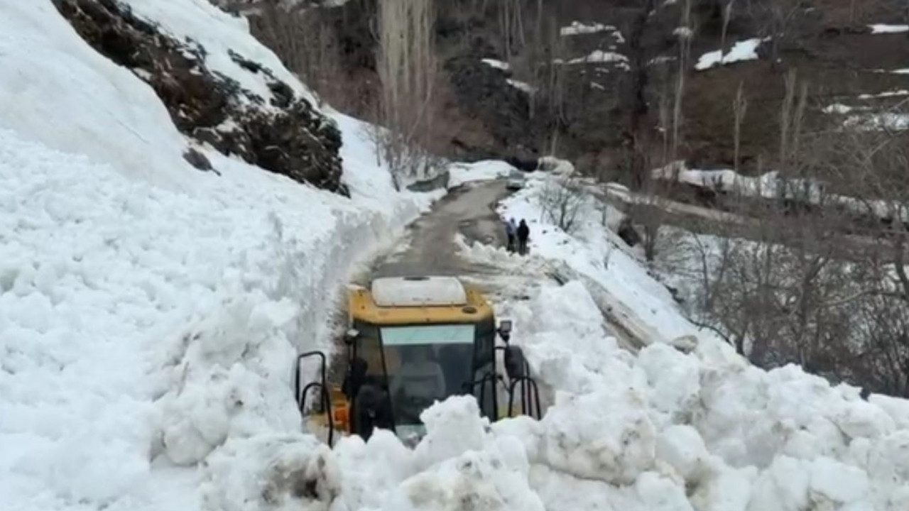 Bahçesaray’da yola çığ düştü