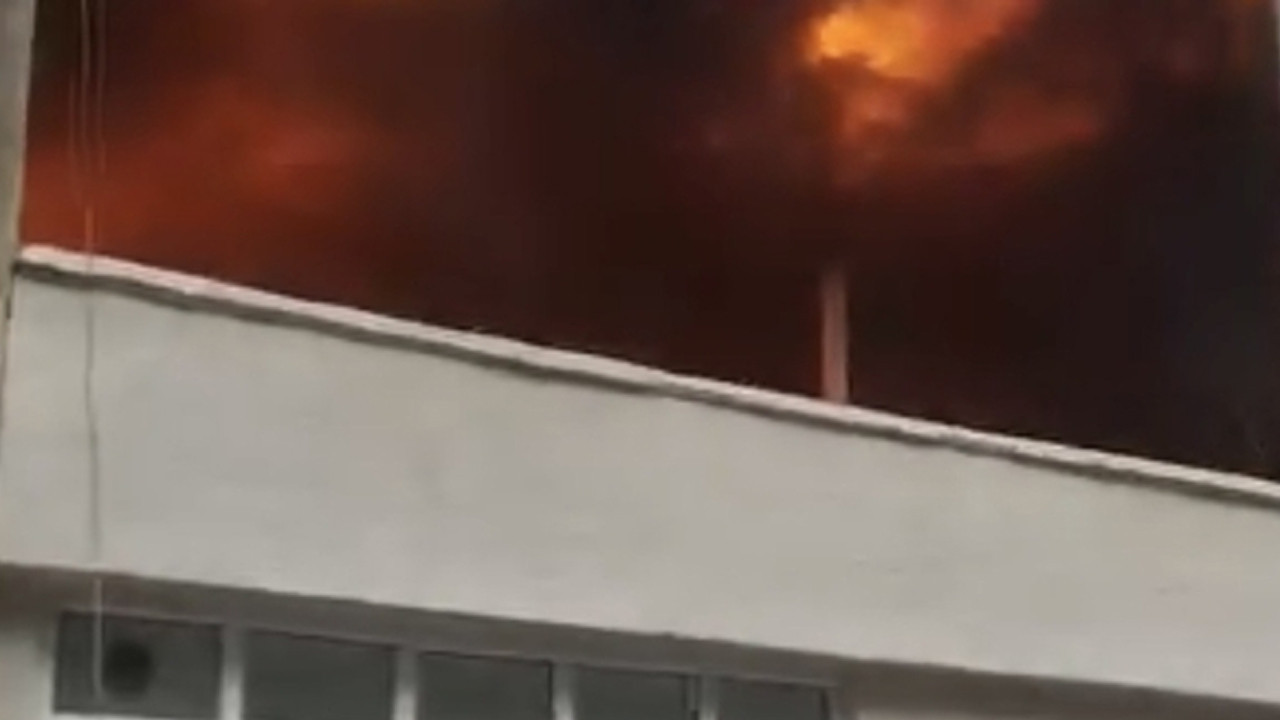 Bursa’da binanın çatısı alevlere teslim oldu