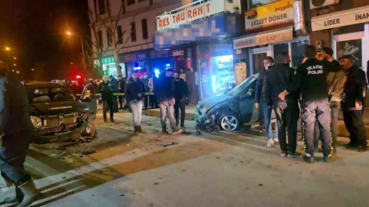 Elazığ’da otomobiller çarpıştı: 1’i ağır 3 yaralı