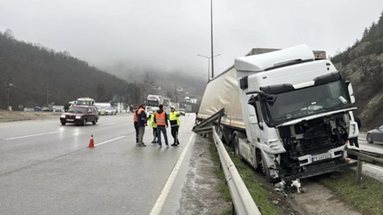 Freni boşalan TIR refüje çıktı