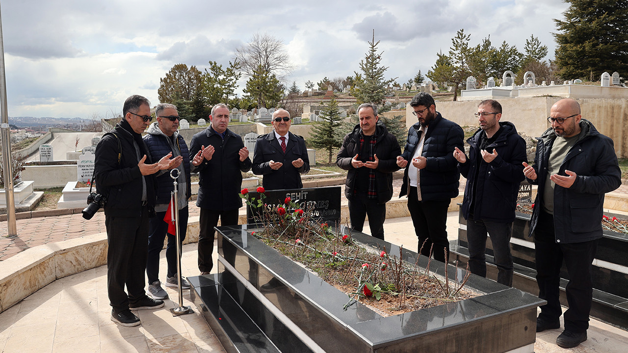 Gazeteci İsmail Güneş kabri başında anıldı