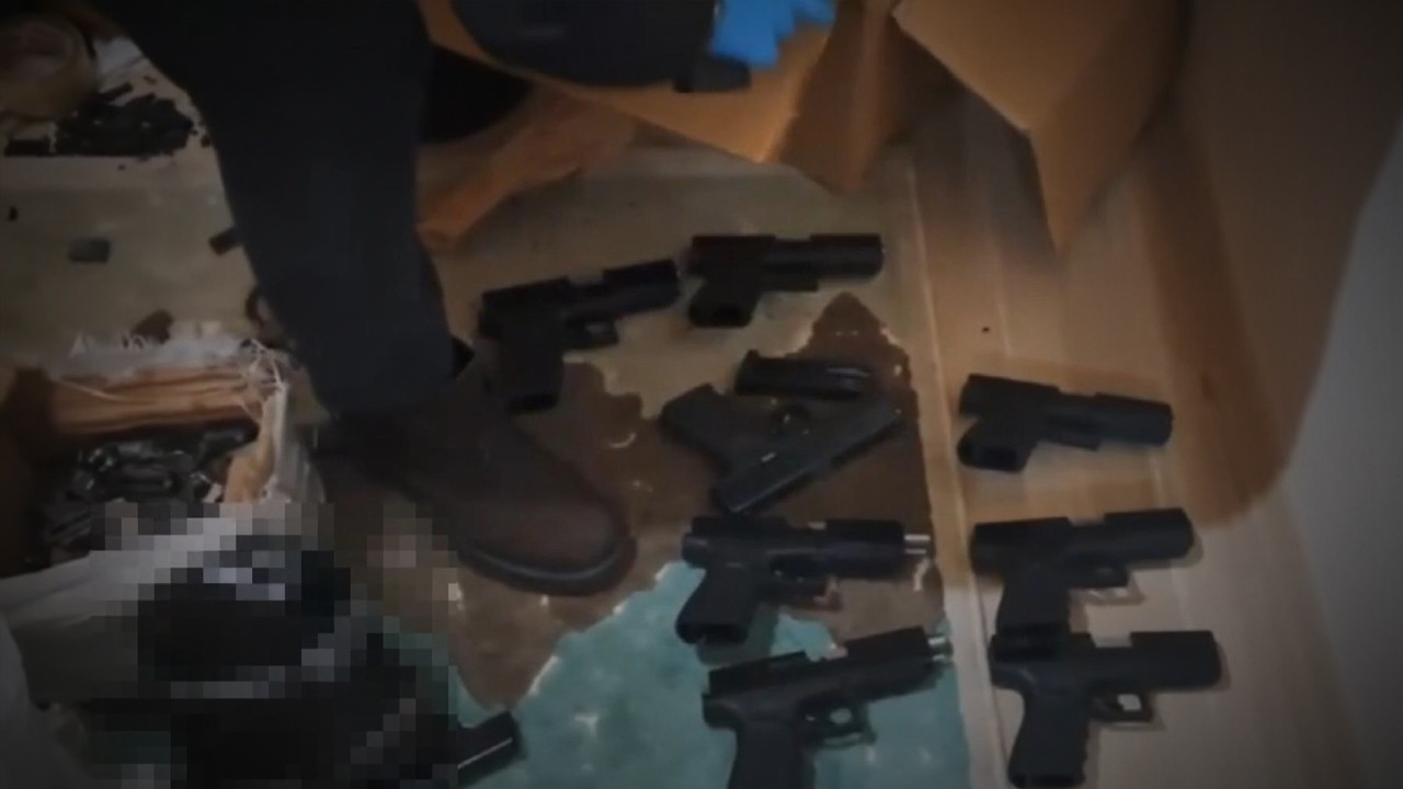 İstanbul polisinden nokta operasyon: Otomobilde çok sayıda silah ele geçirildi