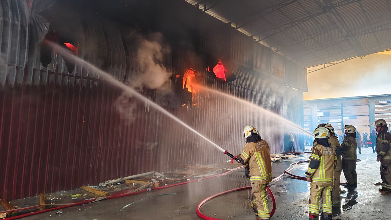 İzmir’de alevler atölyeleri esir aldı: Ekipler seferber oldu