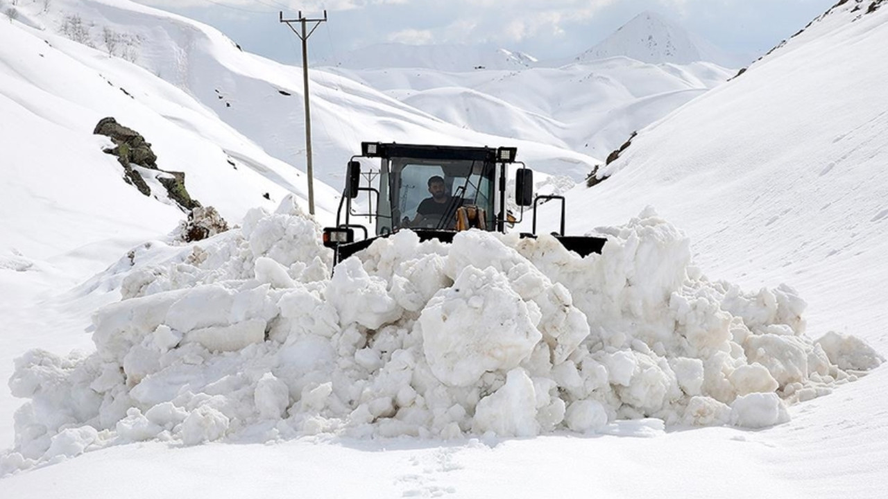 "Kar kaplanları" metrelerce karla mücadele ediyor