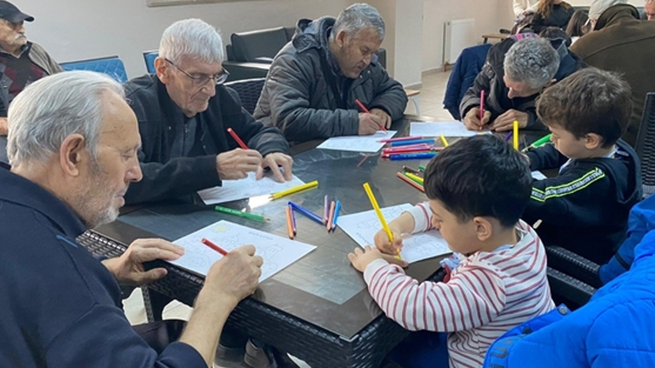 Minik öğrenciler huzurevlerini ziyaret etti