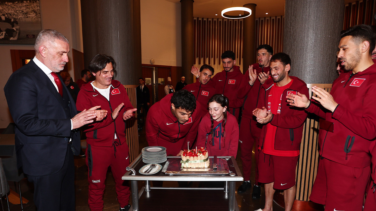 Ozan Kabak’ın doğum günü milli takım kampında kutlandı