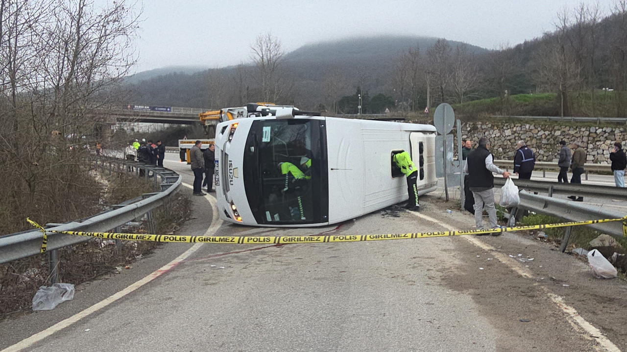 Sabah mesaisi ölümle bitti: İşçi midibüsü şarampole devrildi: 1 ölü 20 yaralı