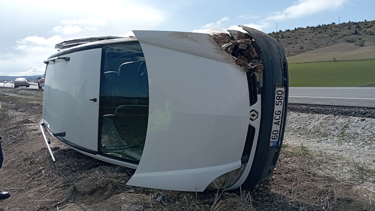 Tokat'ta kaza: Takla atan araçta 3 kişi yaralandı