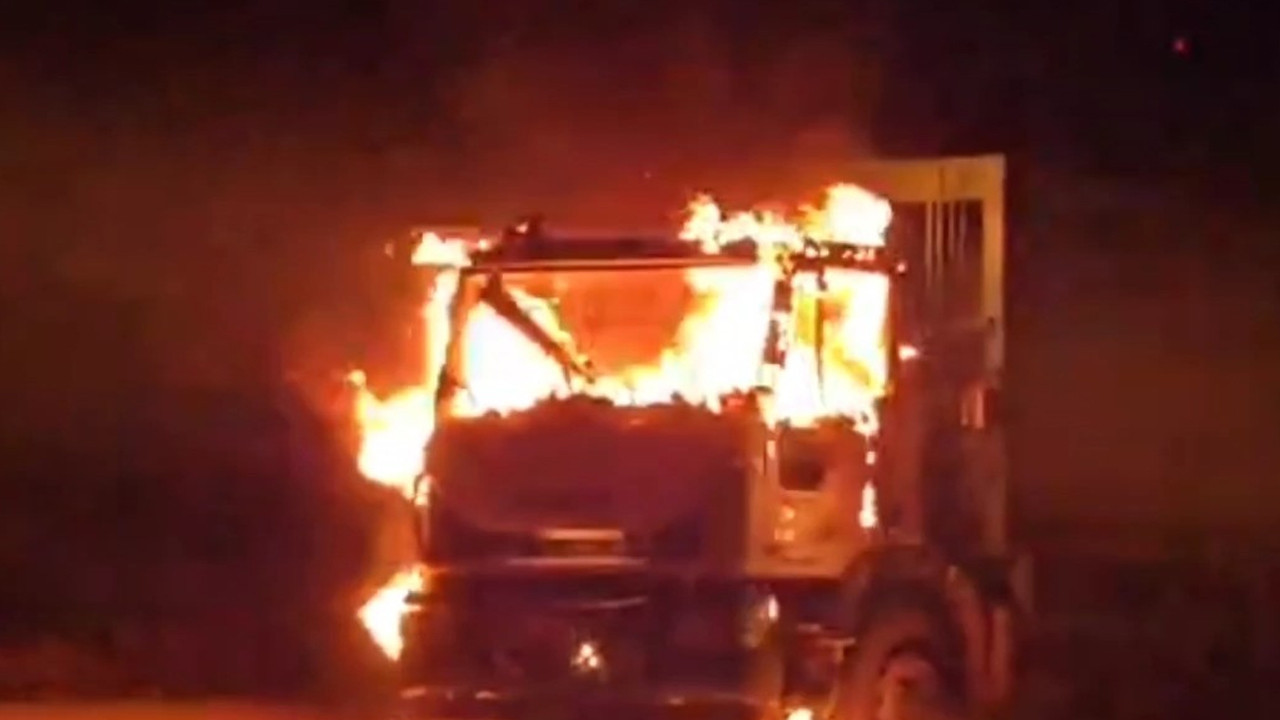 Van’da çöp kamyonu alev alev yandı