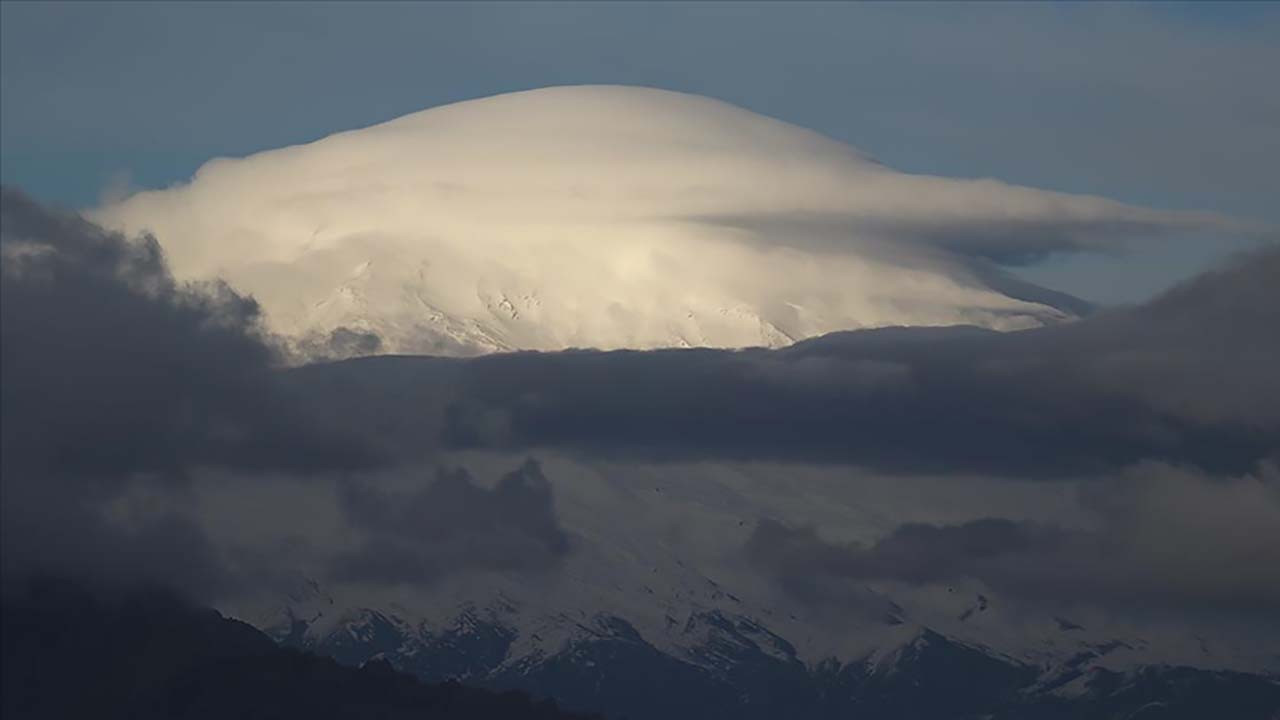 Ağrı Dağı’nın zirvesi mercek bulutuyla kaplandı