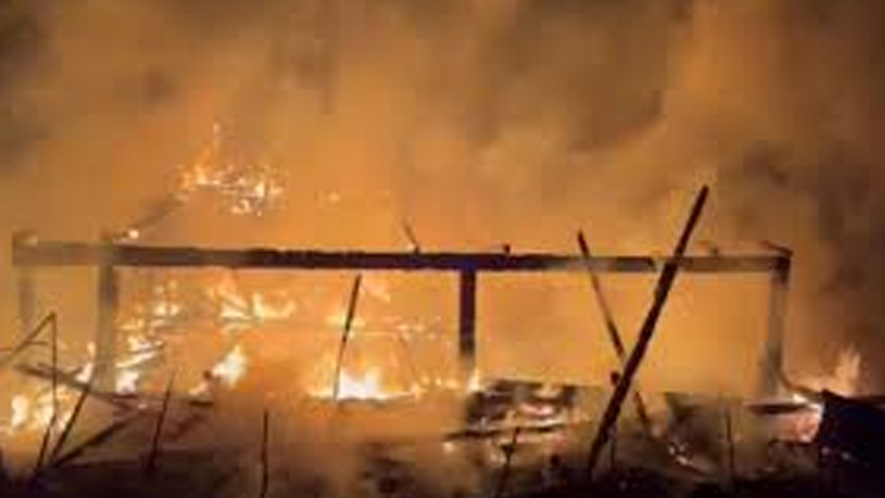 Alevlere teslim olan ev küle döndü