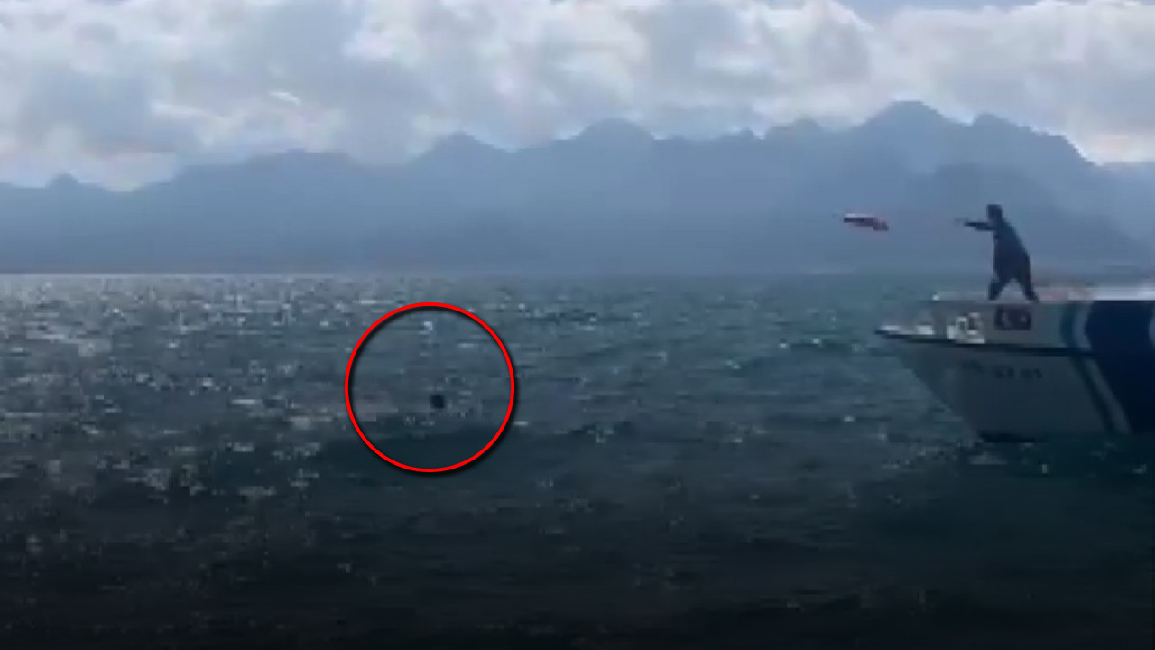 Antalya'da denizin ortasında mucize kurtuluş: Deniz polisi dalgaların arasında fark etti