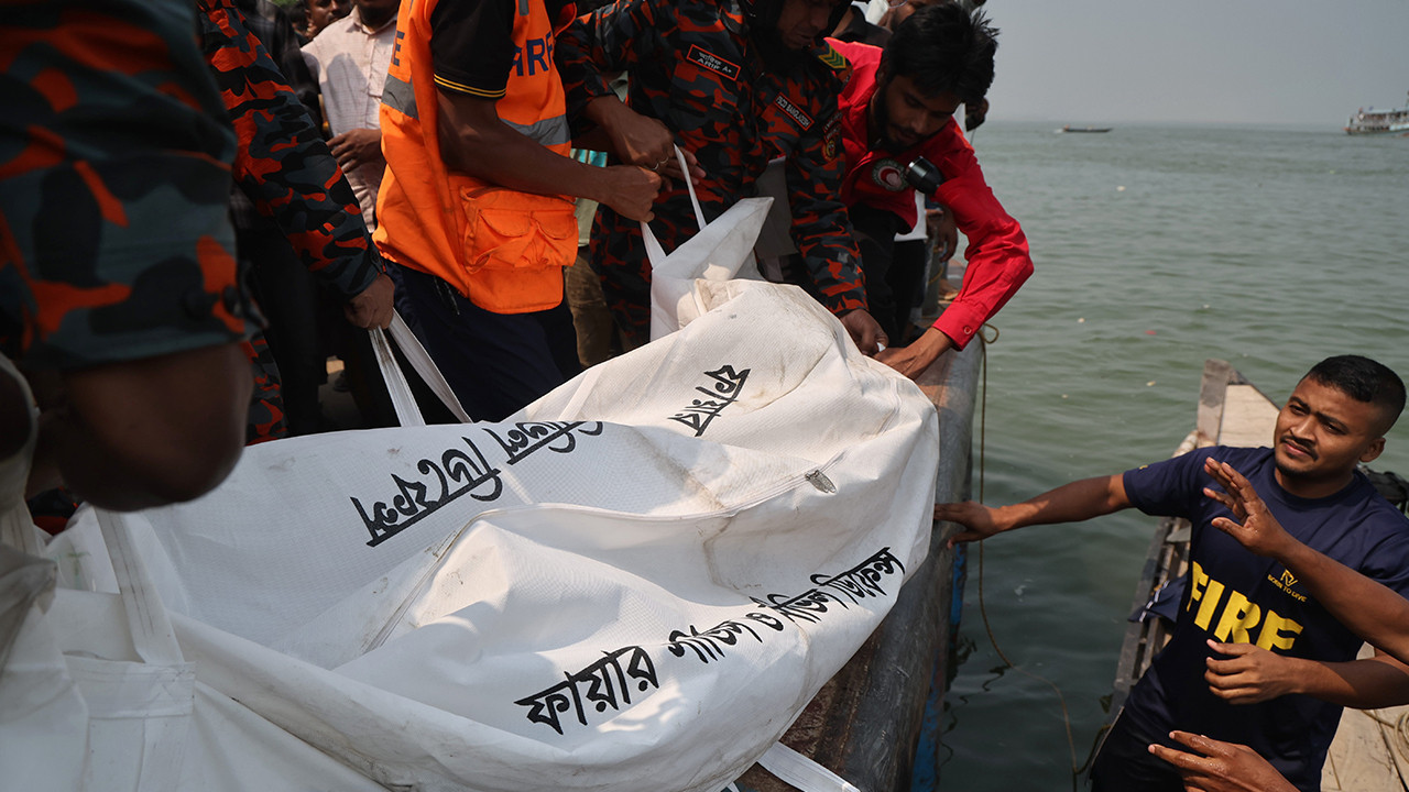 Bangladeş’te feribot faciası: Otobüs nehre düştü, 26 kişi öldü