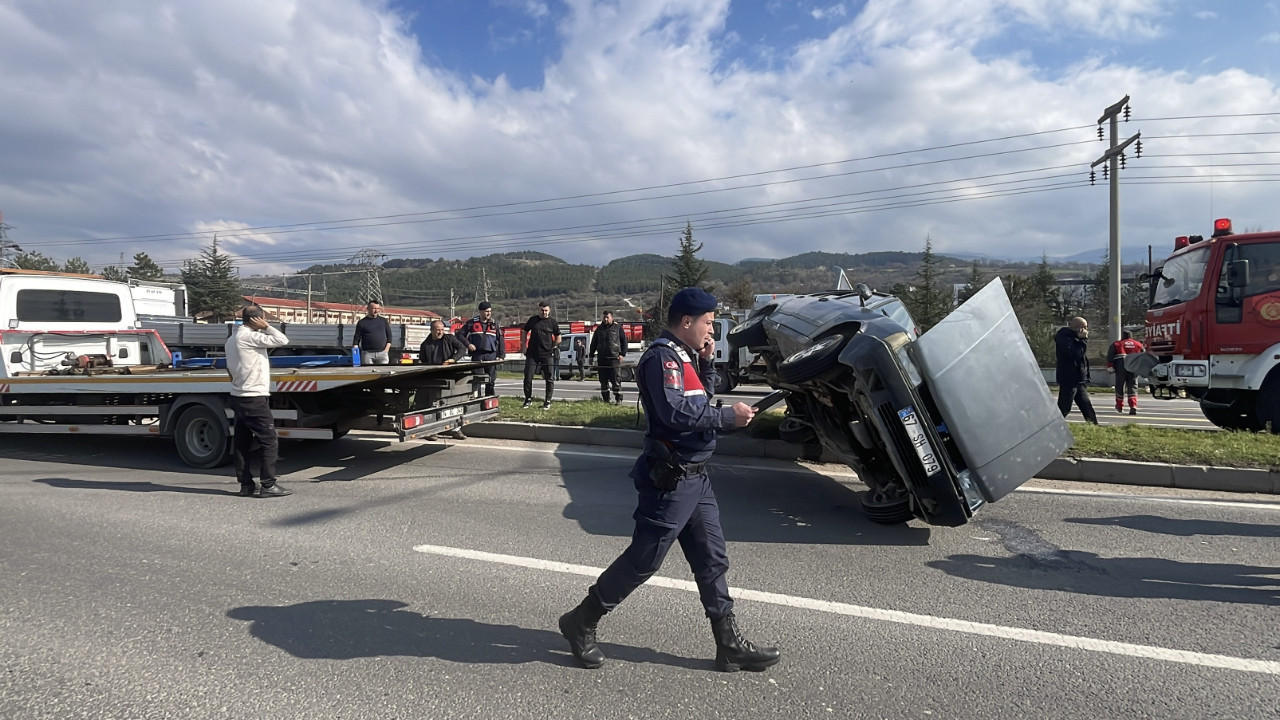 Bolu'da kamyonla otomobil çarpıştı: 6'sı çocuk 9 yaralı