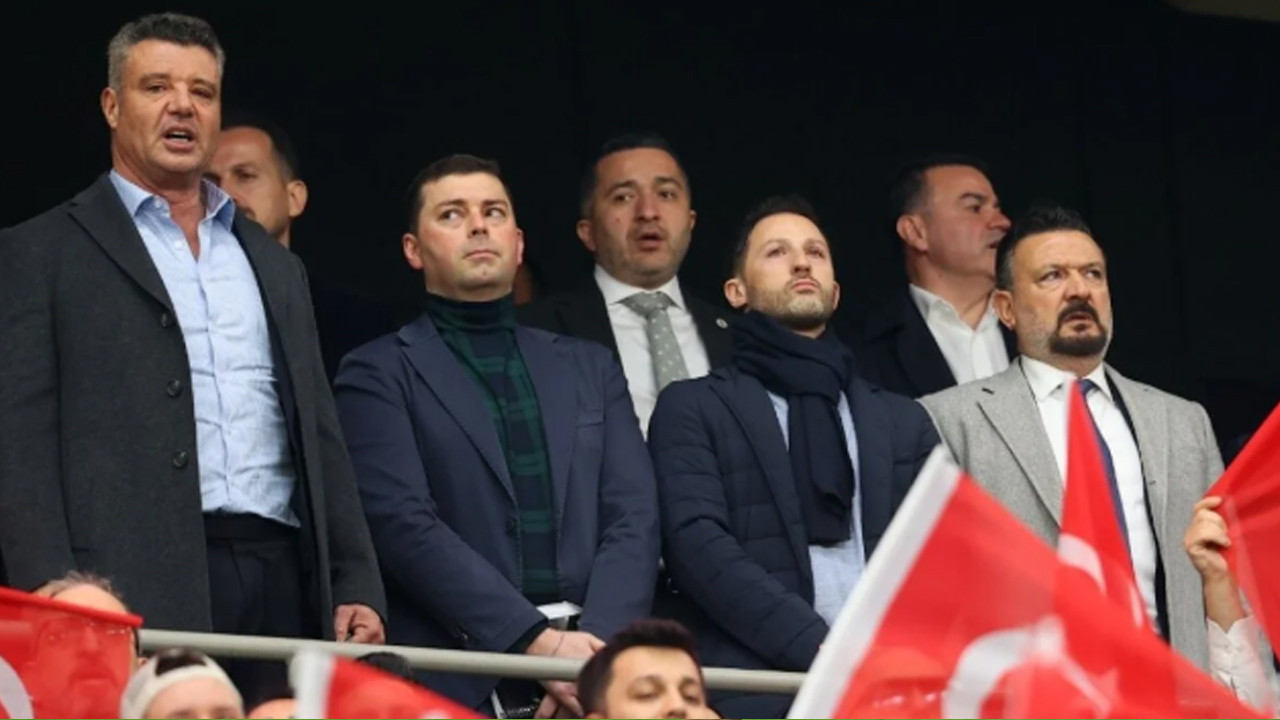 Fenerbahçe cephesi Türkiye-Romanya maçında tribünde