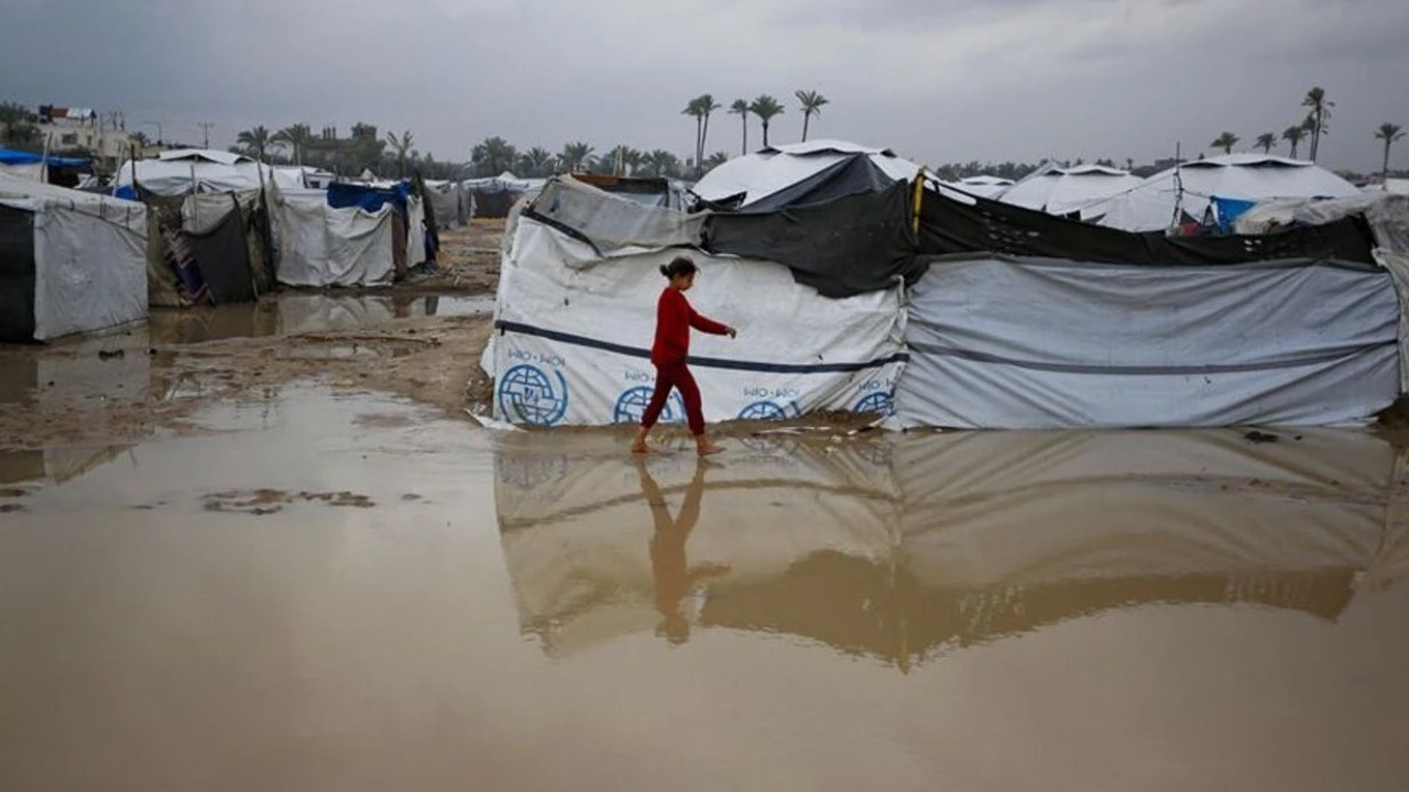 Gazze'de yoğun yağış: Filistinlilerin çadırlarını su bastı