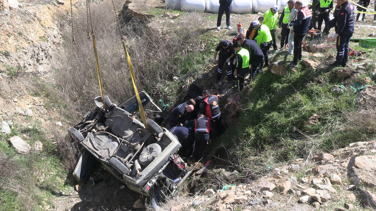 Kütahya'da şarampole devrilen otomobildeki 2 kişi öldü